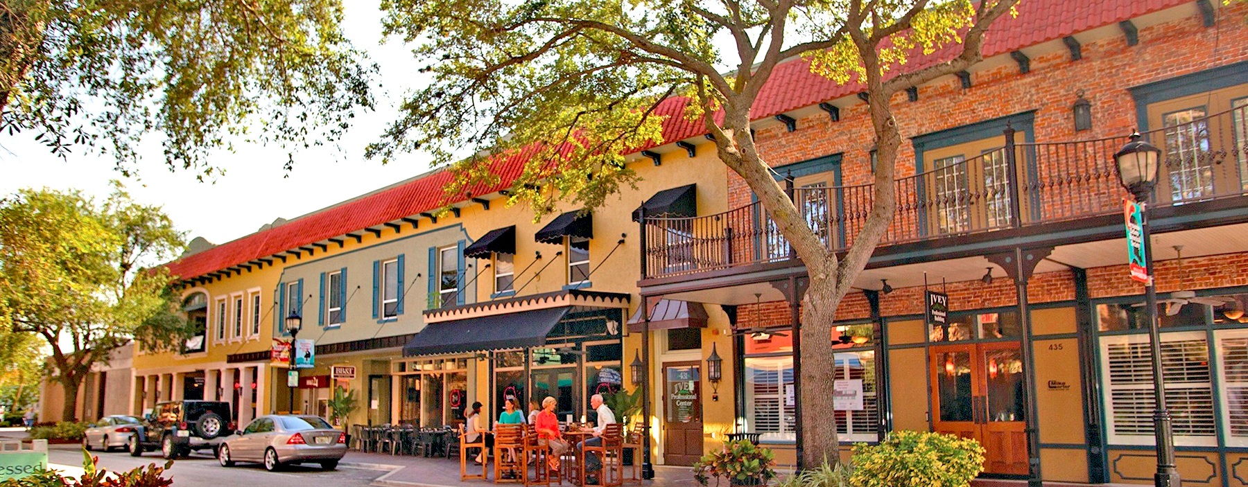 Storefronts in downtown Bradenton, Florida, where Ian Brooks-Miller helps buyers finance manufactured and mobile homes